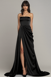Schwarzes Trägerloses Langes A-Linie Abendkleid mit Rüschen und Schlitz